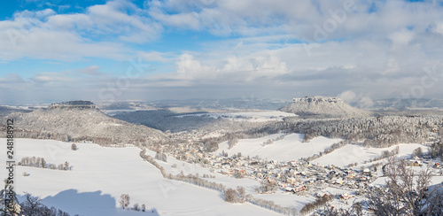 Blick vom Pfaffenstein auf Königstein und Lilienstein