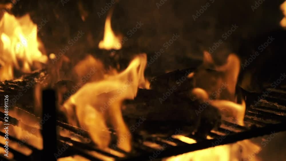 carne a la parrilla con fuego en camara lenta 