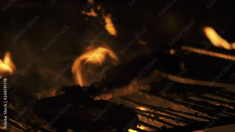 carne a la parrilla con fuego en camara lenta 