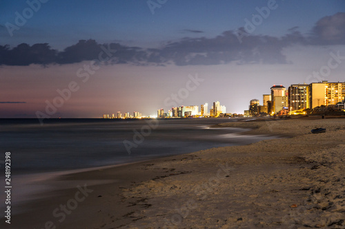 Panama City Beach in Florida bei Nacht mit leuchtender Skyline und weichem Ozean