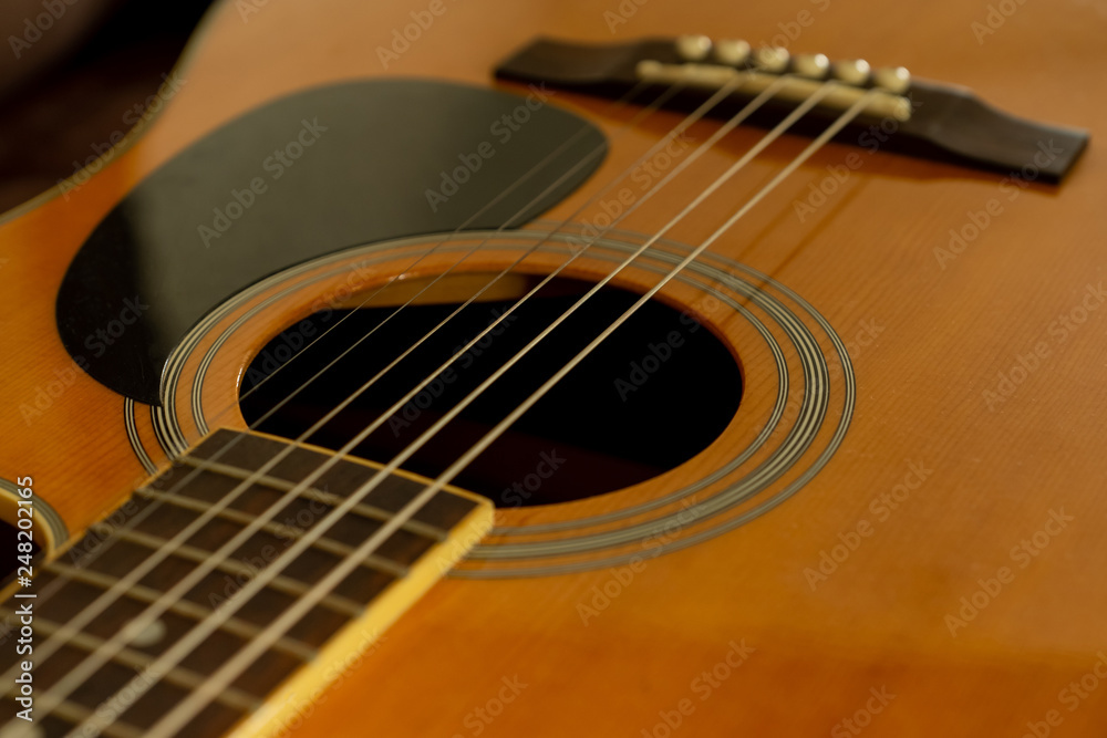 Cordas de um violão de 6 cordas com a cor amarela Cordas de um violão de 6 cordas com a cor amarela