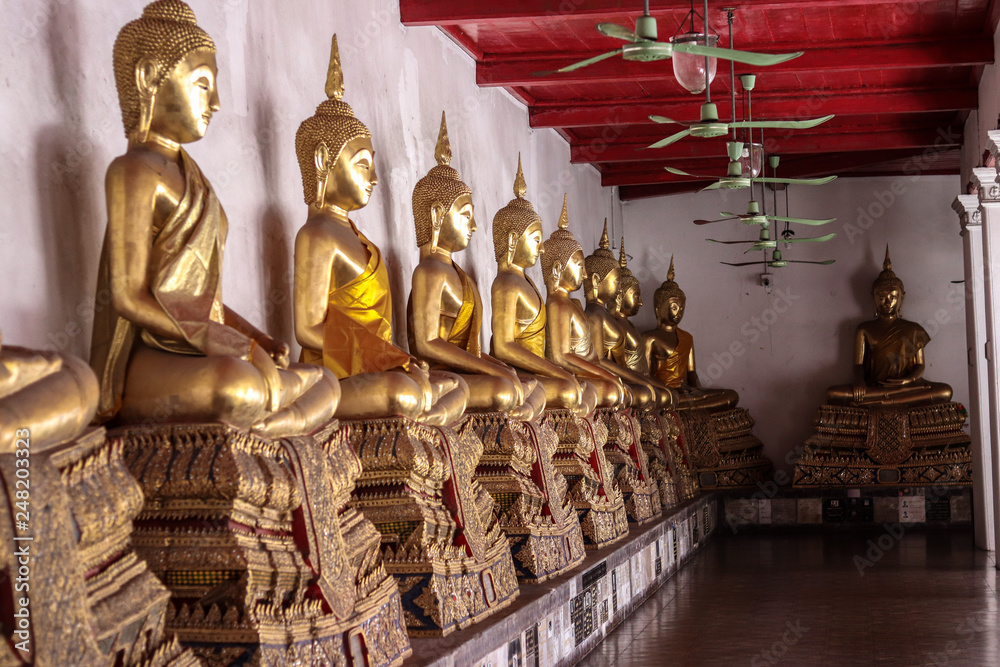 Fototapeta premium buddha in temple