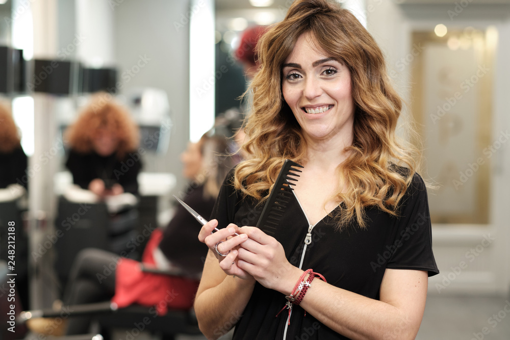 Φωτογραφία Una chica joven peluquera en una peluquería donde se está trabajando