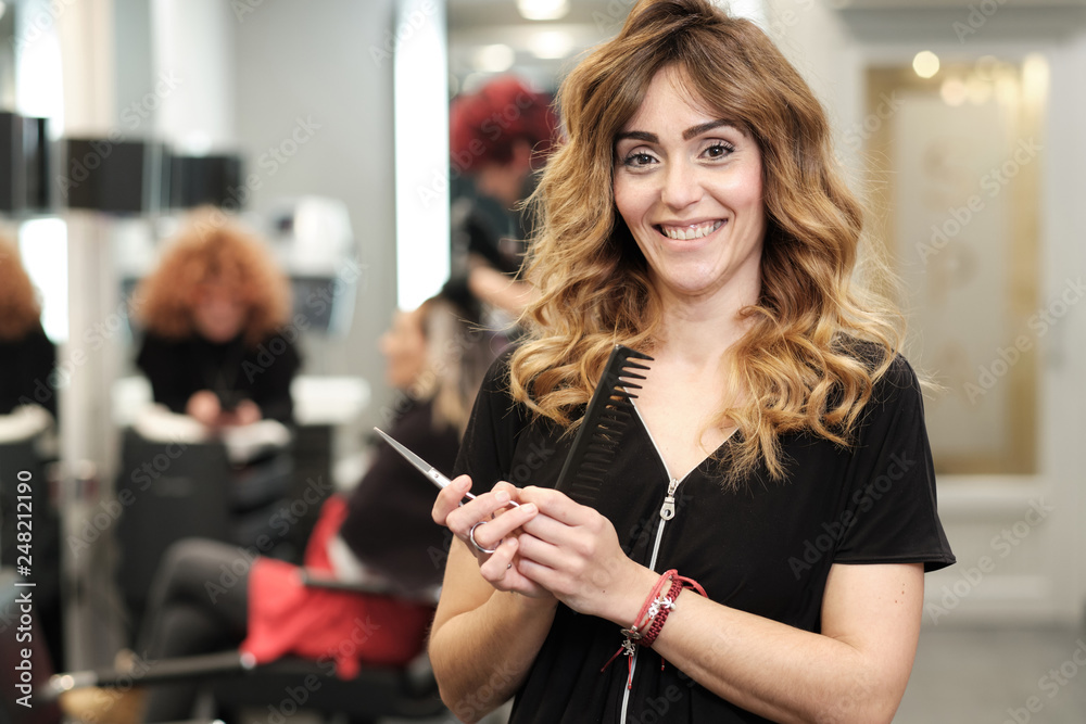 Φωτογραφία Una chica joven peluquera en una peluquería donde se está trabajando