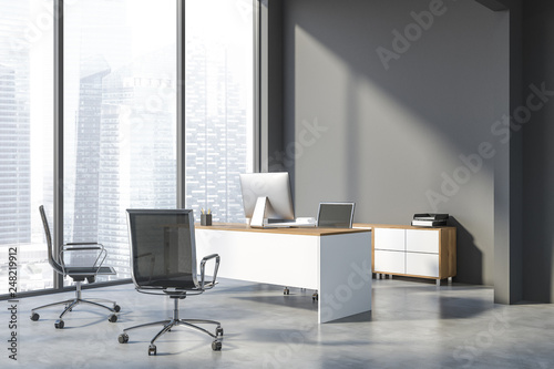 Gray manager office corner © ImageFlow