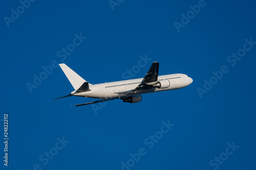 Airplane taking off from the airport (飛行機離陸シーン)