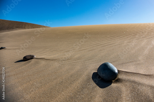 sasso spostato dal vento nella sabbia photo