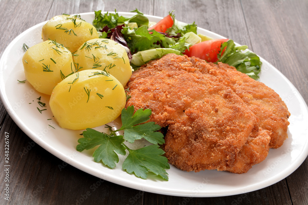 kotlet z ziemniakami i surówką kotlet z ziemniakami i surówką