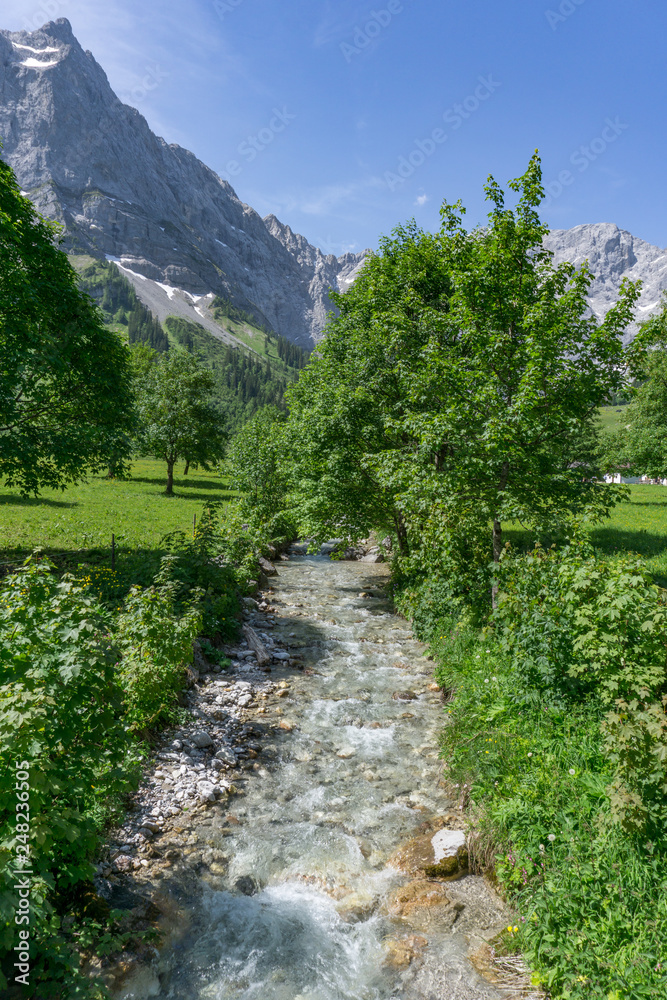 Obraz premium Beautiful mountain creek