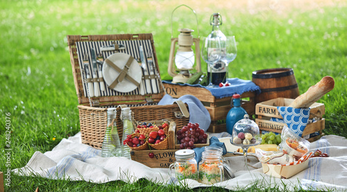 Canvas Print Vintage picnic hamper with lunch in a park