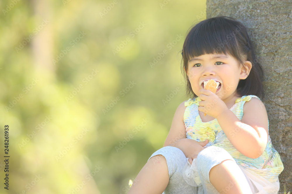ソフトクリームを食べる女の子