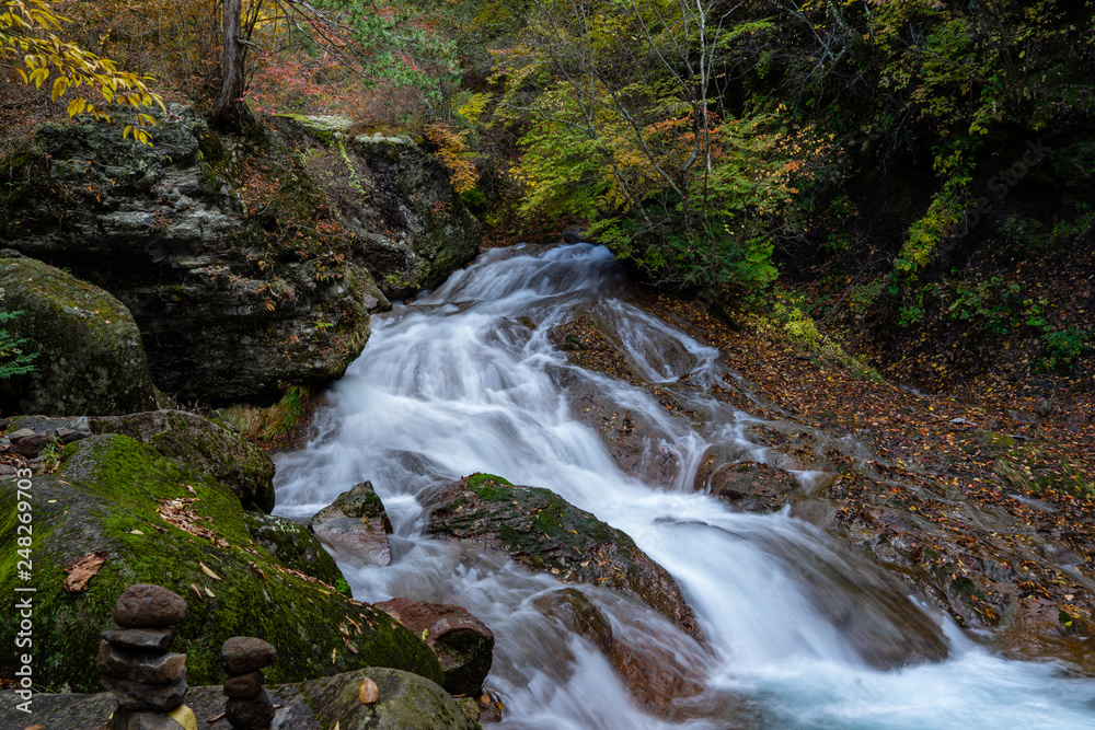 Obraz premium Waterfall in Yokoya Gorge during autumn