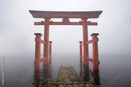 Photo Hakone Gongen Shrine is a Japanese Shinto shrine on the shores of Lake Ashi in t
