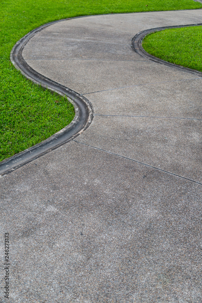 Obraz premium walk way on green grass