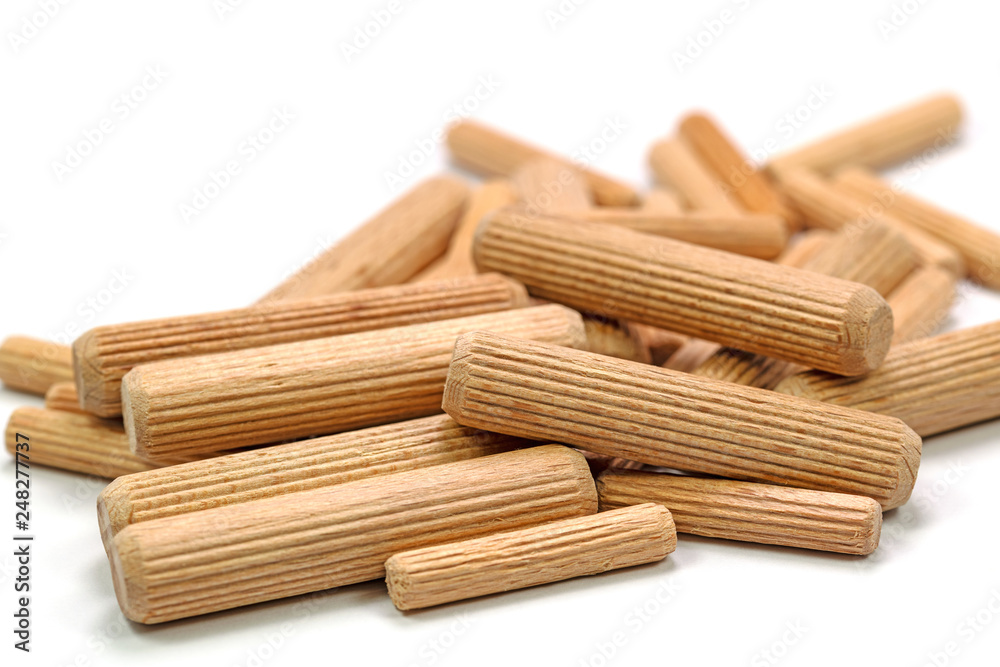 Holzdübel vor weißem Hintergrund Holzdübel vor weißem Hintergrund