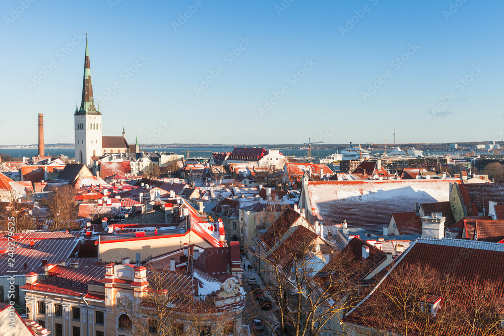 Obraz premium Old town of Tallinn cityscape in winter