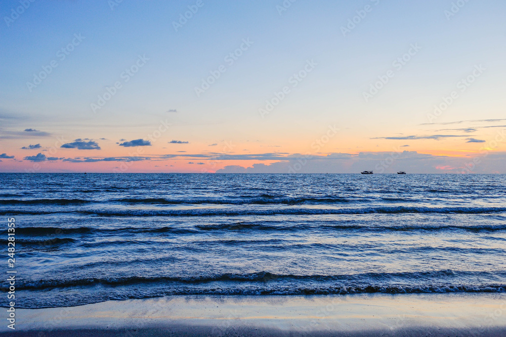 Fototapeta premium Beautiful sky sunset on twilight time from beach