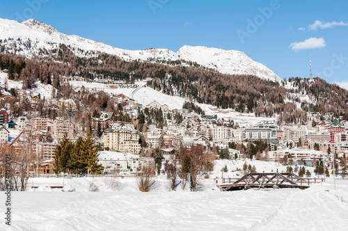 St. Moritz, St. Moritzersee, Engadiner Dorf, Corviglia, Oberengadin, Alpen, Winter, Wintersport, Graubünden, Schweiz © bill_17