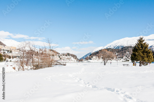 St. Moritz, St. Moritzersee, Oberengadin, Winter, Wintersport, Winterwanderweg, Alpen, Graubünden, Schweiz © bill_17