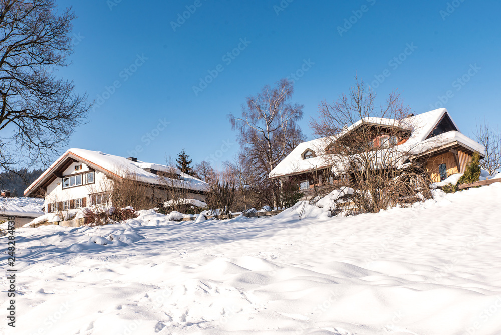 Schneebedecktes Haus in Oberstaufen