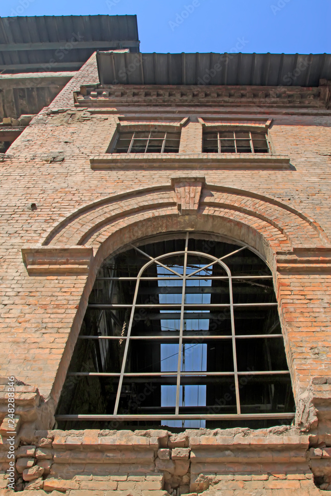 Fototapeta premium Broken walls and Windows