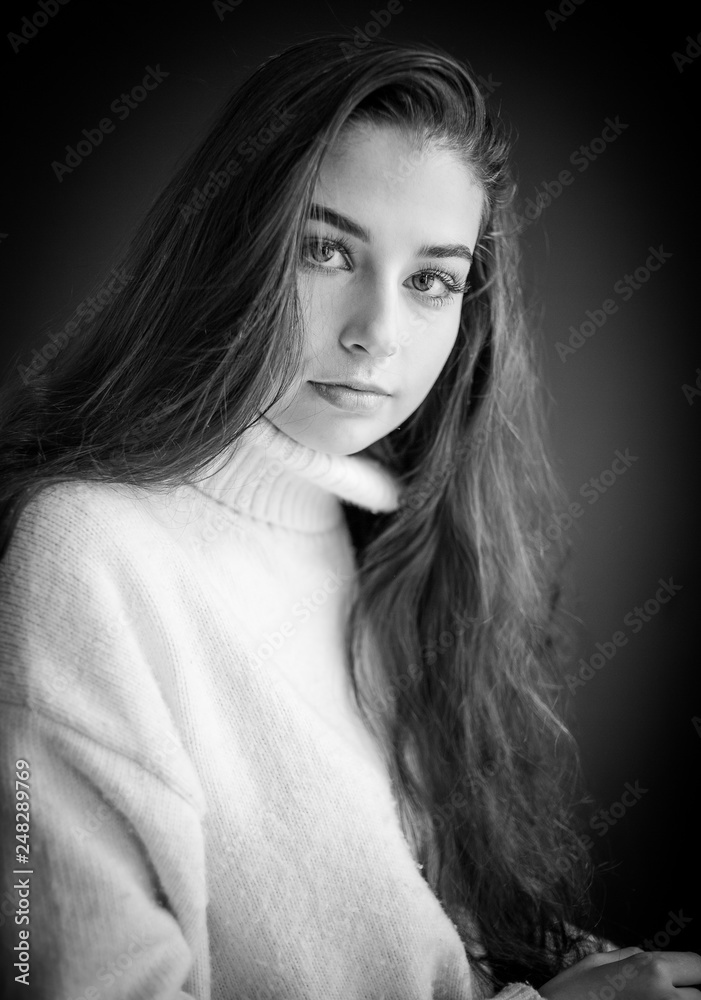 Close up portrait of a pretty girl in natural light in black and white