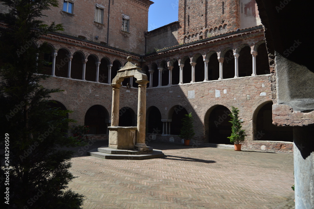Well Water In An Interior Courtyard Of The Basilica De Santo stefano On The Via Di Stefano In Bologna. Travel, holidays, architecture. March 31, 2015. Bologna, Emilia Romagna, Italy.