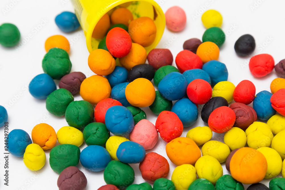 Obraz premium step by step making ball with colorful dough for children's activity. play in school,nursery or kindergarten lesson plasticine concept.