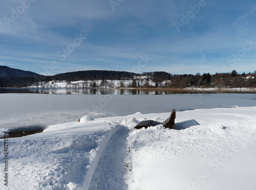 Bayerische Landschaften. Gmund am Nordufer des Tegernsees. Blick auf den See und die schneebedeckten Ufer