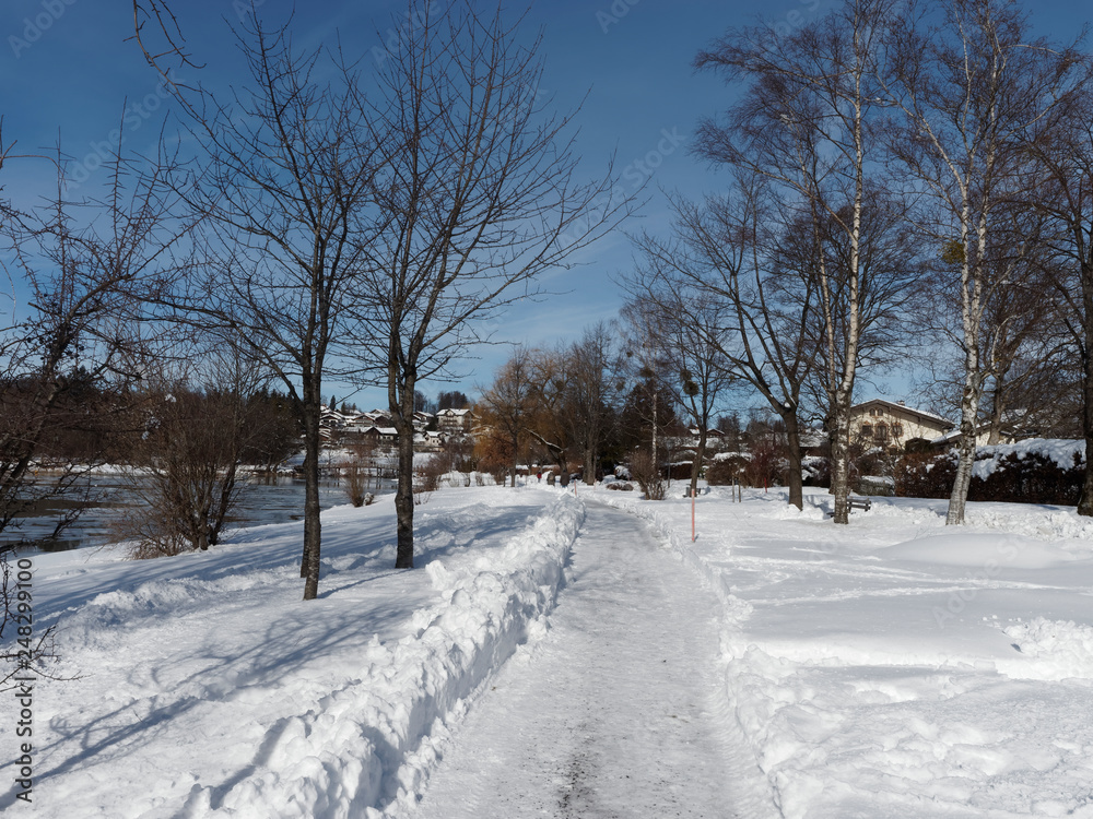 Bayerische Landschaften. Gmund am Nordufer des Tegernsees. Seepromenade. Naturpark am See entlang. Strandbad, Seeglas und Abenteuerspielplatz. Bayerische Landschaften. Gmund am Nordufer des Tegernsees. Seepromenade. Naturpark am See entlang. Strandbad, Seeglas und Abenteuerspielplatz.