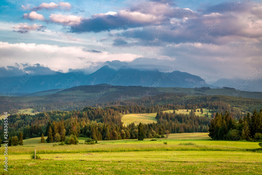 Plakat Belianske Tatrzańskie góry w lecie przy zmierzchem, Polska