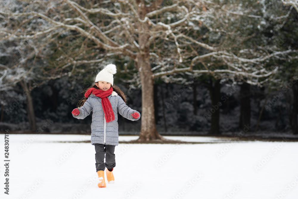 雪の積もった公園で遊ぶ女の子