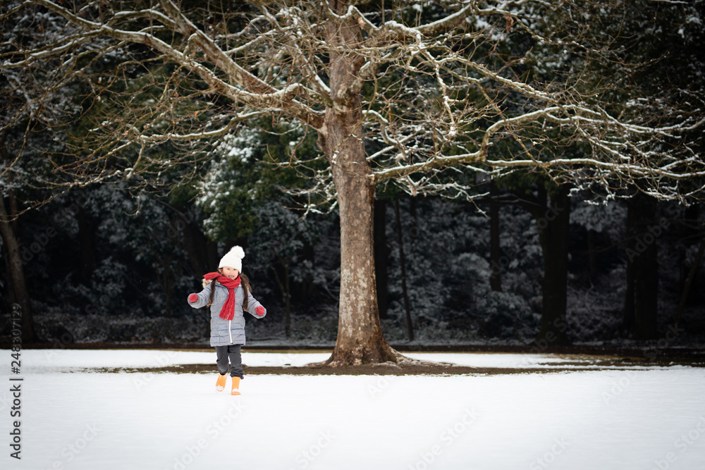 雪の積もった公園で遊ぶ女の子