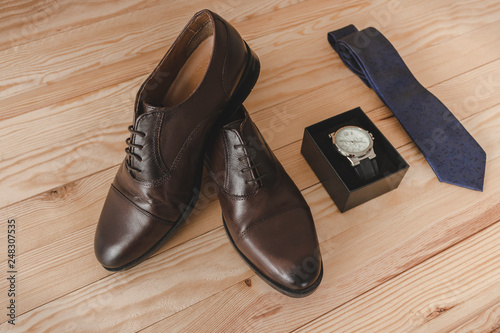 Shoes, tie and watch as accessories to dress elegantly