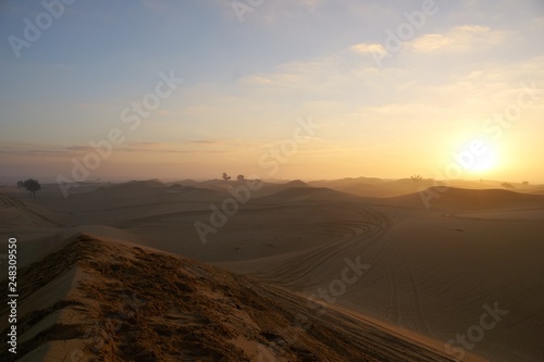Wüste mit Sonnenauf bzw. Untergang