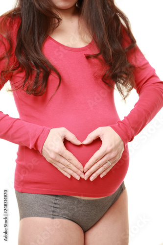 Wallpaper Mural 両手でハート型をつくる臨月の妊婦 Torontodigital.ca