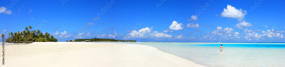 Baignade dans lagon bleu des Maldives
