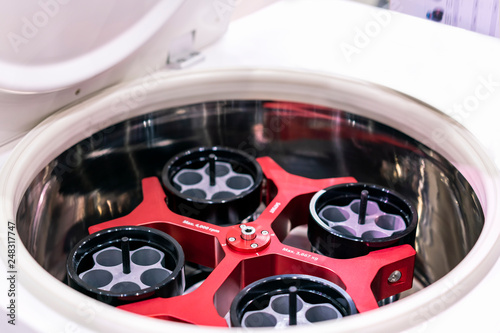 Fotografie automatic and modern technology multi tube centrifuge machine lab device for separated components for industrial chemical medicine food and beverage -cosmetics biochemistry biomedical etc
