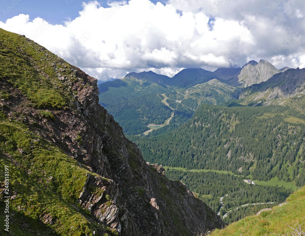 Naklejka premium bella immagine delle verdi montagne dolomitiche, in estate