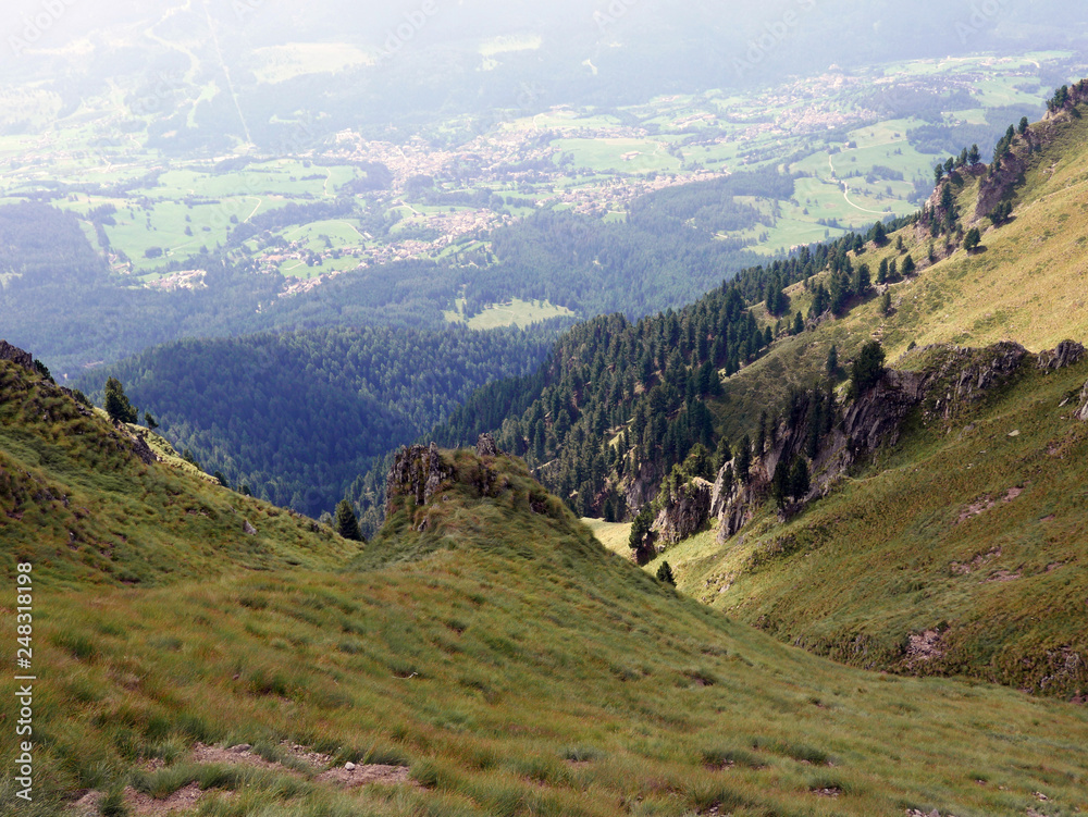 Fototapeta premium bella immagine delle verdi montagne dolomitiche, in estate