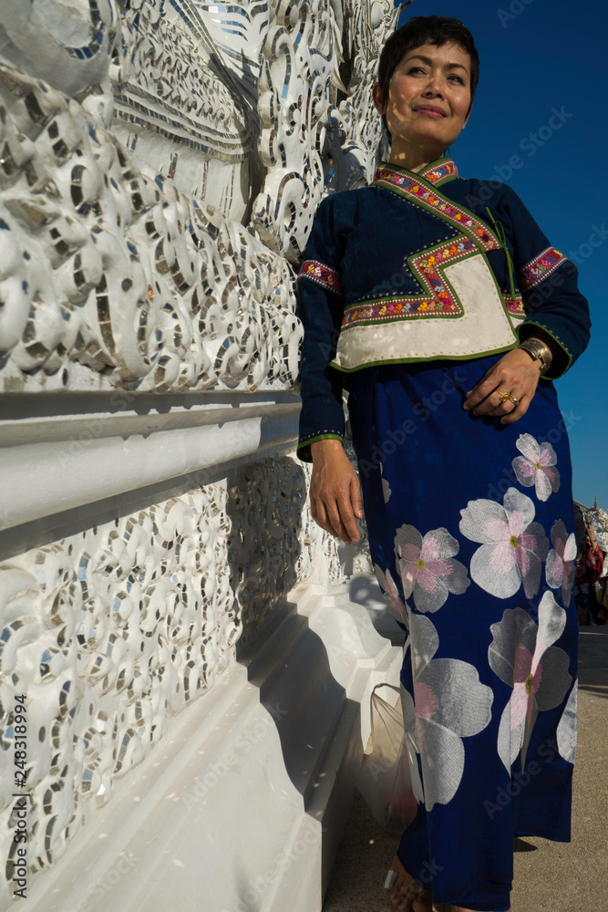 Femme thaïe temple blanc Chiang rai