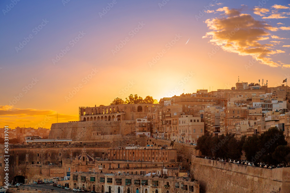 Fototapeta premium Sunset view of beautiful city of Valletta, capital city of Malta, known in Maltese as Il-Belt, scenic and colourful cityscape.