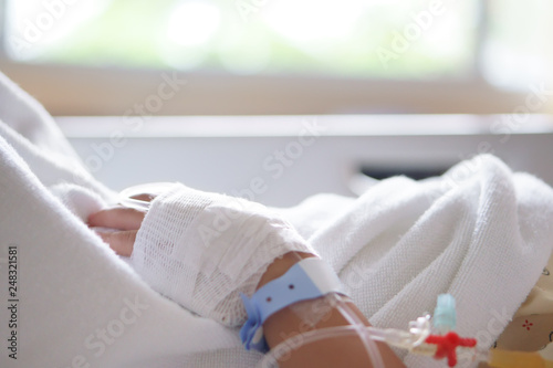 Fotografia child or kid patients or sick in pediatric hospital with salt water or saline in
