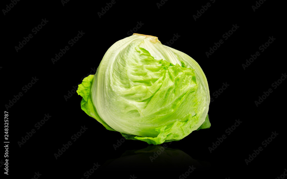Eisbergsalat mit Spiegelung freigestellt auf schwarzem Hintergrund Eisbergsalat mit Spiegelung freigestellt auf schwarzem Hintergrund