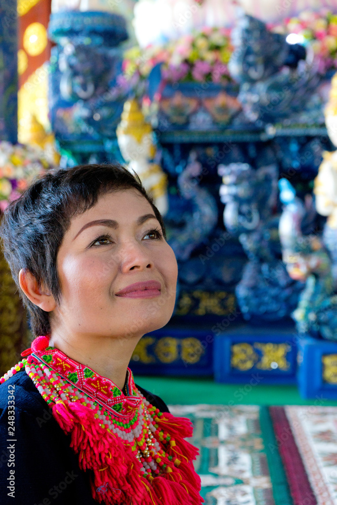 Femme dans le temple bleu Chiang rai.