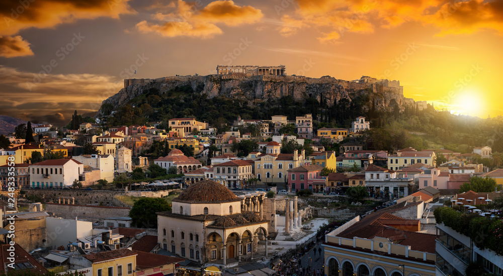 Blick über die Altstadt von Athen auf die Akropolis bei Sonnenuntergang, Griechenland
