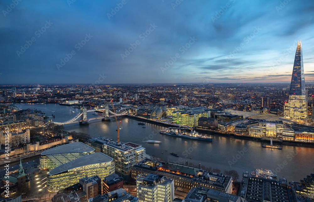 Das beleuchtete London am Abend: von der Tower Bridge der Themse entlang bis zur City 