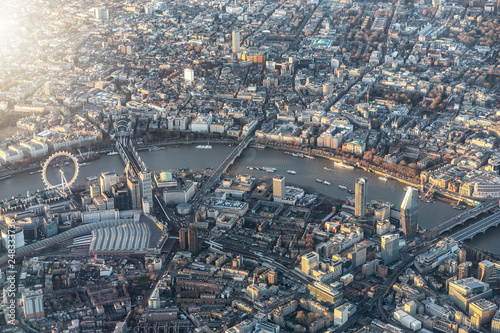 Luftaufnahme des Zentrums von London mit den zahlreichen Touristen Attraktionen der Themse entlang, Großbritannien