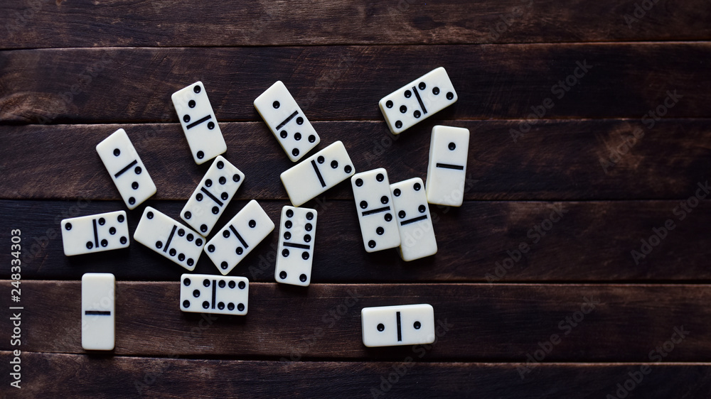 Fototapeta premium white dominoes on a wooden table