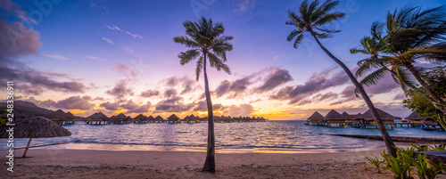 Urlaub in einem Luxus Resort am Meer mit Sonnenuntergang